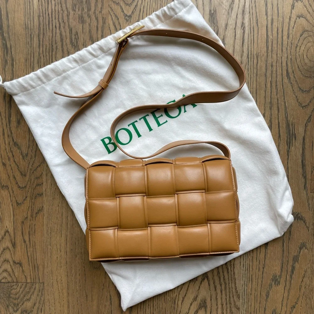 BOTTEGA VENETA キャメルパスポートケース s-l400.jpg